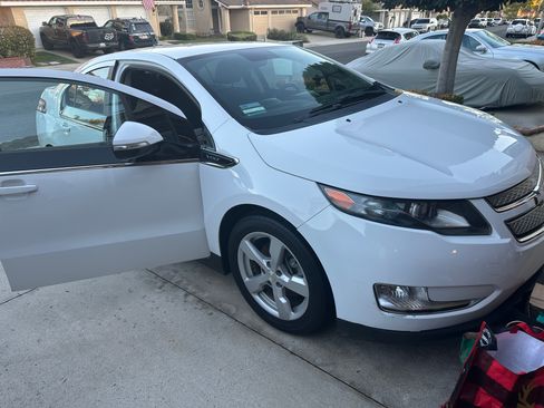 Used 2014 Chevrolet Volt Premium w/ Premium Trim Package image 2