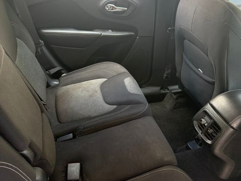 Used 2014 Jeep Cherokee Sport FWD image 11