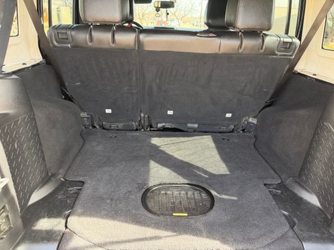 Used 2016 Jeep Wrangler Unlimited Rubicon image 13