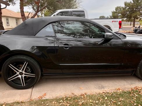 Used 2013 Ford Mustang Convertible image 9