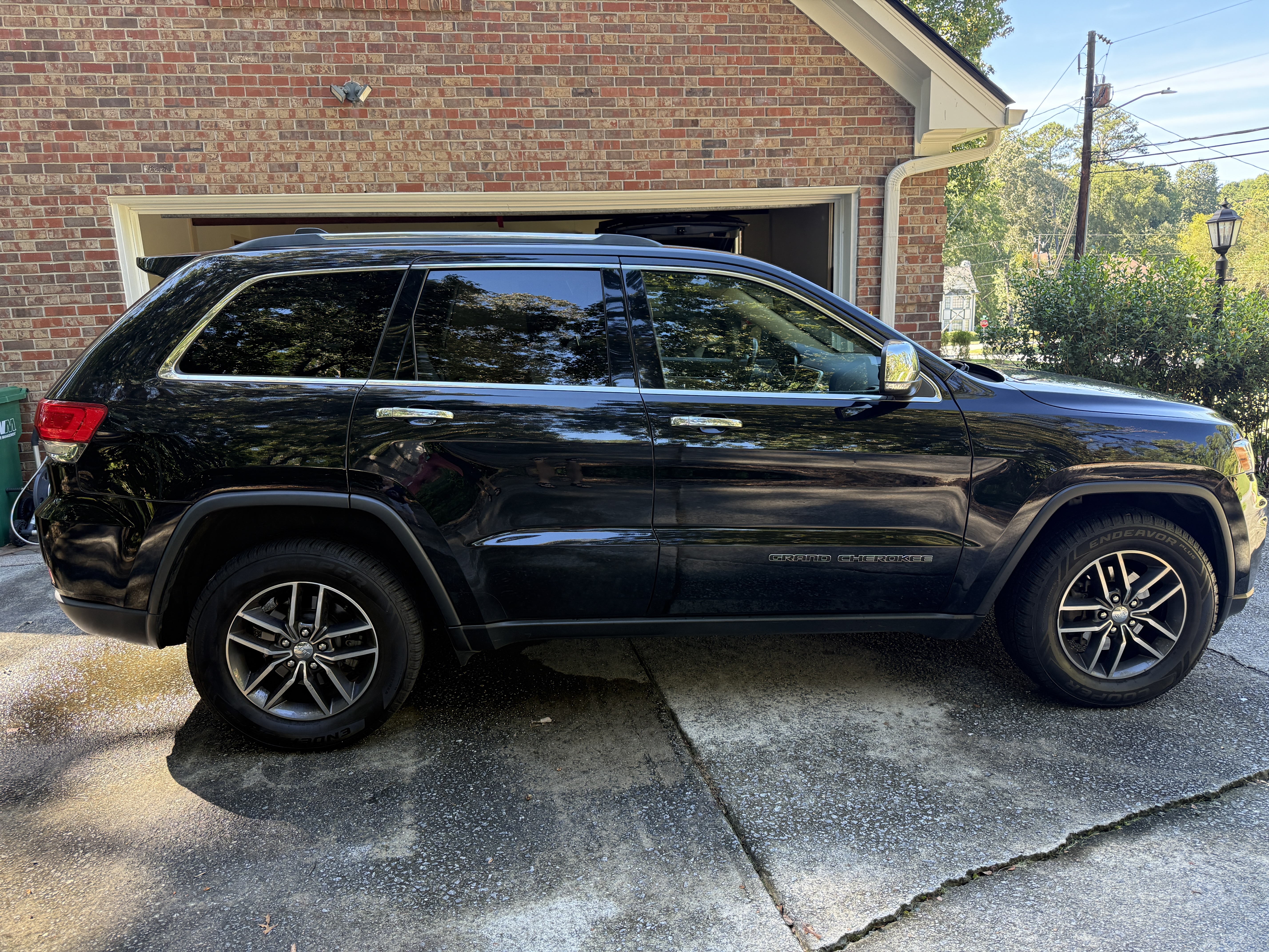 Used 2018 Jeep Grand Cherokee Limited AWD/4WD image 2