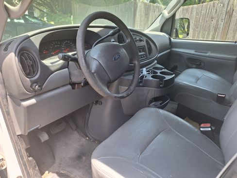 Used 2006 Ford E-150 and Econoline 150 RWD image 1