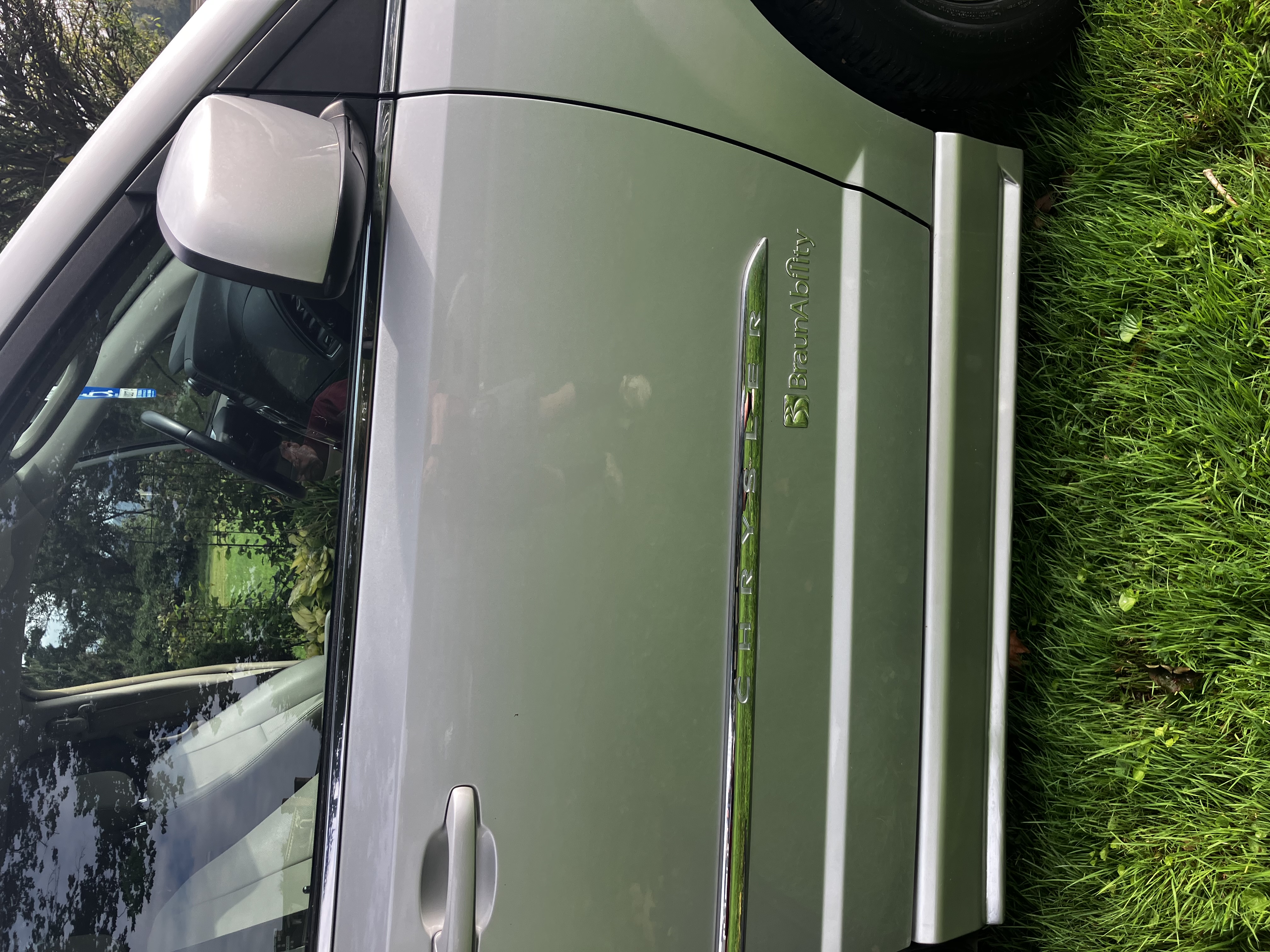 Used 2011 Chrysler Town & Country Touring-L w/ Trailer Tow Group FWD image 9