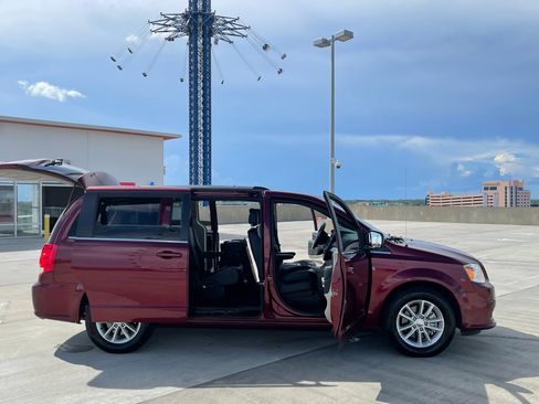 Used 2018 Dodge Grand Caravan SXT image 15