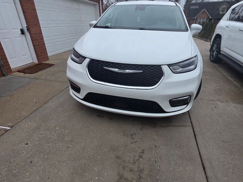 Used 2022 Chrysler Pacifica Touring-L image 2