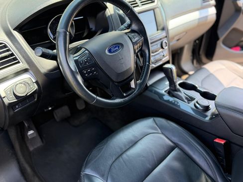 Used 2017 Ford Explorer XLT w/ Equipment Group 202A AWD/4WD image 8