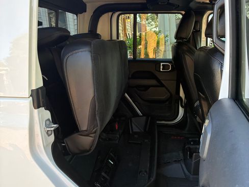 Used 2021 Jeep Gladiator Overland image 14