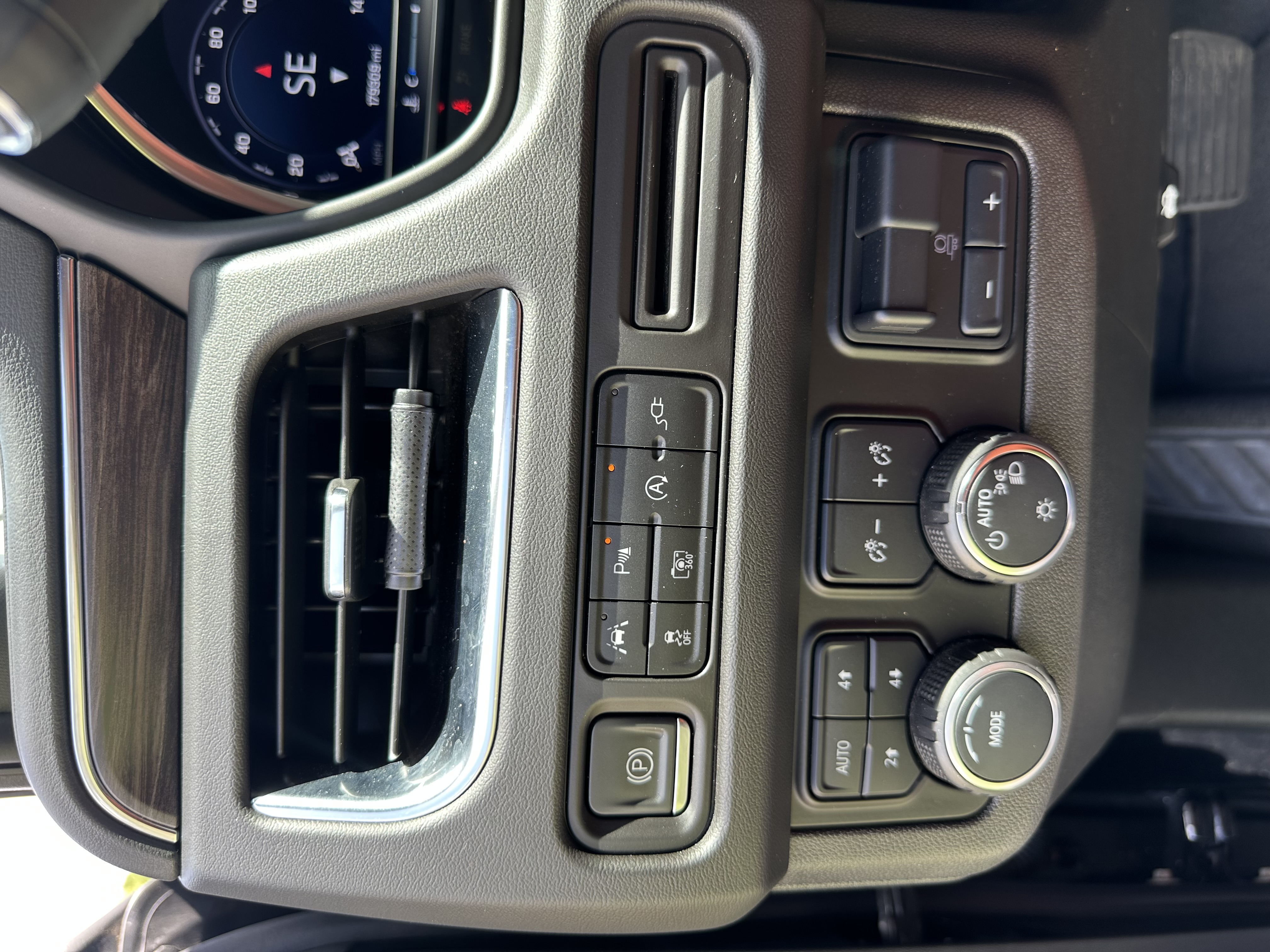 Used 2022 Chevrolet Suburban LT w/ LT Signature Package AWD/4WD image 10