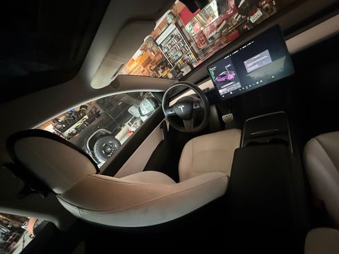 Used 2022 Tesla Model Y Performance image 8