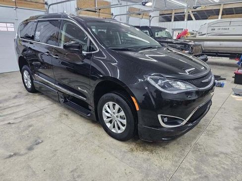 Used 2018 Chrysler Pacifica Touring-L image 8
