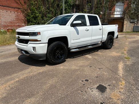 Used 2018 Chevrolet Silverado 1500 LT w/ All Star Edition AWD/4WD image 4