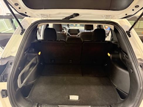 Used 2017 Jeep Cherokee Latitude FWD image 13