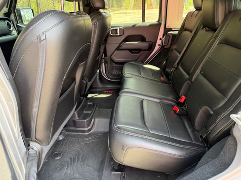 Used 2020 Jeep Wrangler Unlimited Sahara image 9