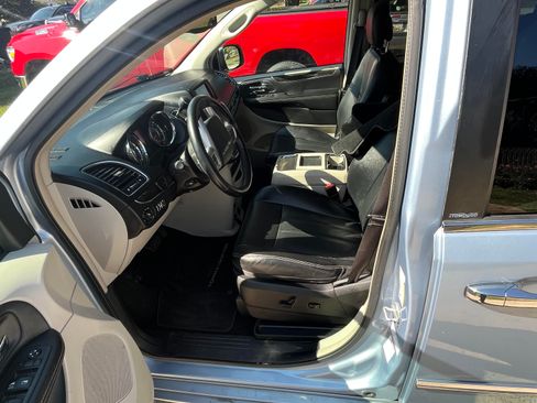 Used 2013 Chrysler Town & Country Touring-L w/ Driver Convenience Group image 10