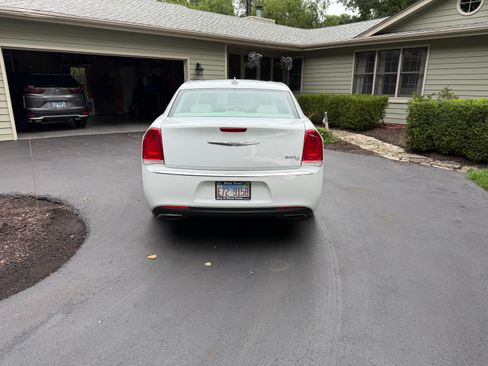 Used 2015 Chrysler 300 C RWD image 5