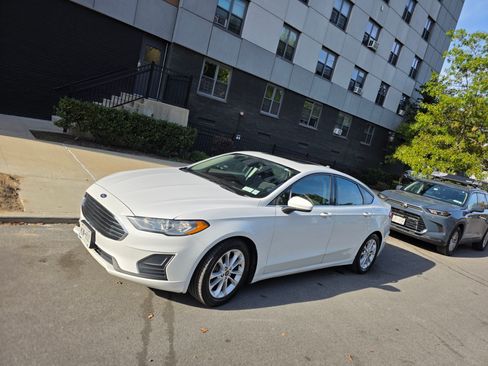 Used 2020 Ford Fusion SE image 1