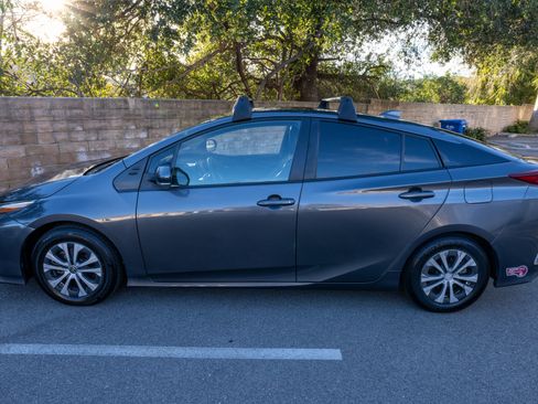 Used 2021 Toyota Prius Prime LE image 1