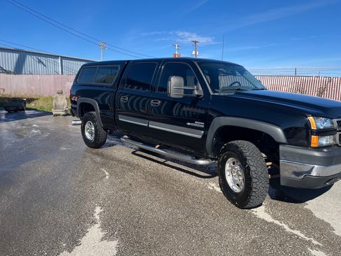 Used 2006 Chevrolet Silverado 2500 LT w/ Heavy-Duty Power Package image 2