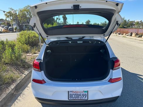 Used 2018 Hyundai Elantra GT FWD image 8
