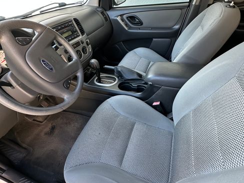 Used 2005 Ford Escape XLT FWD image 2