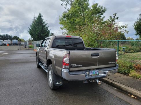 Used 2014 Toyota Tacoma 4x4 Double Cab w/ SR5 Package image 10