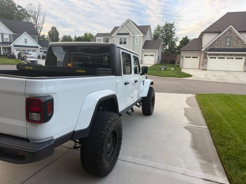 Used 2024 Jeep Gladiator Sport AWD/4WD image 14