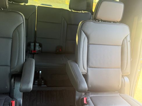 Used 2025 GMC Yukon XL Denali w/ Denali Reserve Package image 8