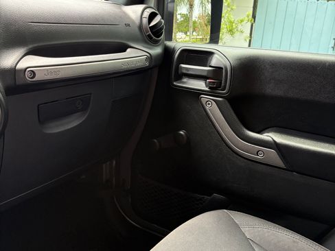 Used 2017 Jeep Wrangler Sport w/ Quick Order Package 24S AWD/4WD image 16