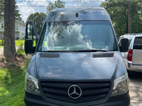 Used 2018 Mercedes-Benz Sprinter 2500 image 2