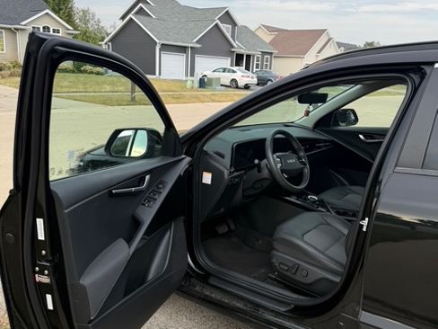 Used 2023 Kia Niro EX w/ EX Cold Weather Package image 9