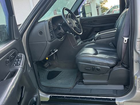 Used 2006 Chevrolet Silverado 2500 LT w/ Heavy-Duty Power Package AWD/4WD image 11
