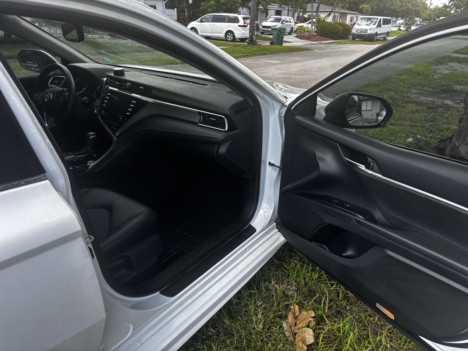 Used 2018 Toyota Camry SE w/ Audio Package FWD image 12