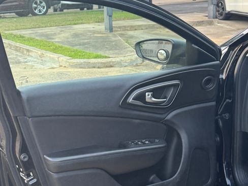 Used 2015 Chrysler 200 Limited image 10