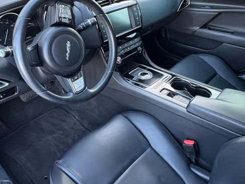 Used 2017 Jaguar XE image 5