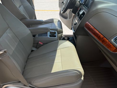 Used 2016 Chrysler Town & Country Touring w/ Driver Convenience Group FWD image 8