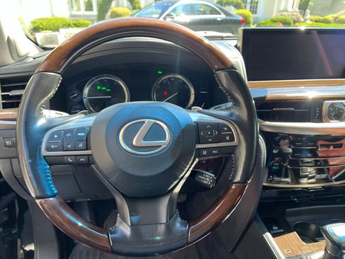 Used 2018 Lexus LX 570 4WD w/ Luxury Package image 15
