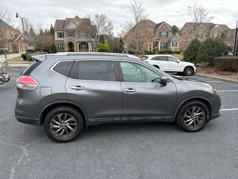 Used 2016 Nissan Rogue SL w/ SL Premium Package image 2