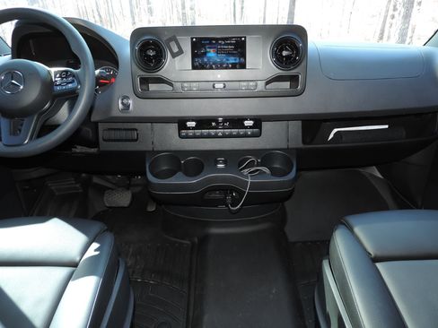 Used 2023 Mercedes-Benz Sprinter 2500 image 8