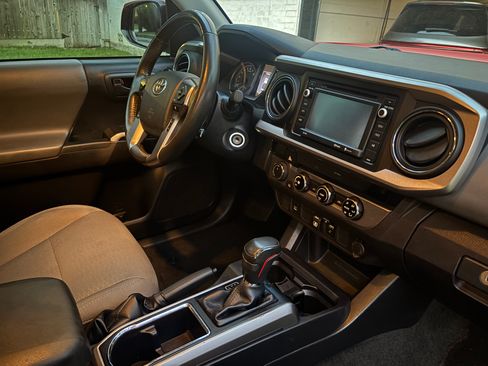 Used 2018 Toyota Tacoma SR5 AWD/4WD image 13