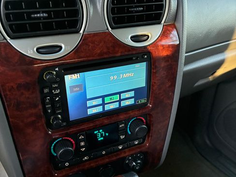 Used 2007 GMC Envoy Denali image 10