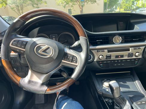 Used 2016 Lexus ES 300h w/ Premium Package w/Wood Trim FWD image 10