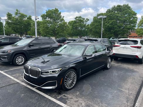 Used 2021 BMW 750i xDrive w/ Executive Package image 8