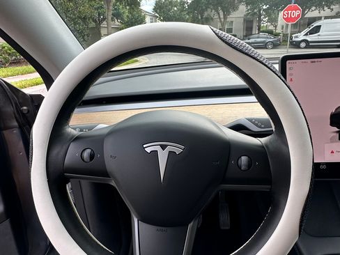 Used 2022 Tesla Model Y Long Range AWD/4WD image 16