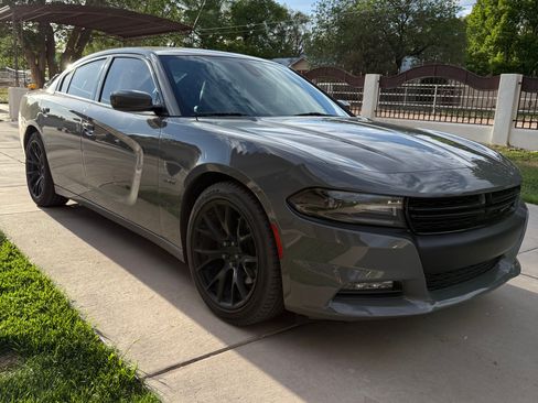 Used 2017 Dodge Charger R/T w/ Plus Group RWD image 4