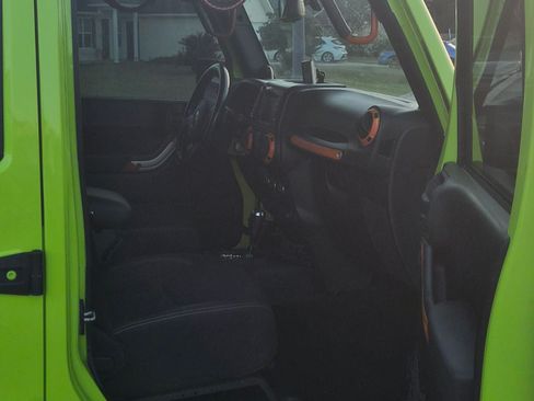 Used 2013 Jeep Wrangler Unlimited Rubicon w/ Connectivity Group image 5