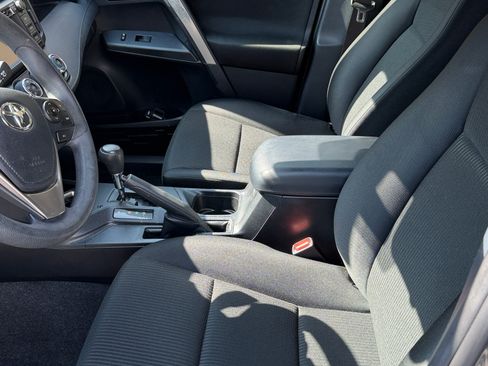 Used 2018 Toyota RAV4 LE FWD image 10