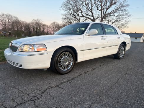 Used 2009 Lincoln Town Car Signature Limited image 3