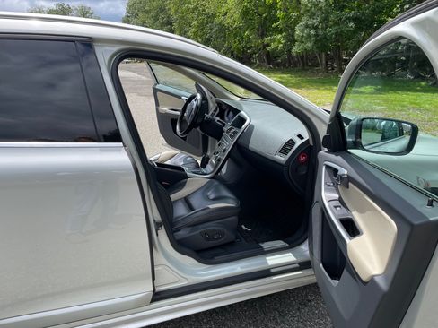 Used 2011 Volvo XC60 3.2 R-Design w/ Climate Pkg AWD/4WD image 6