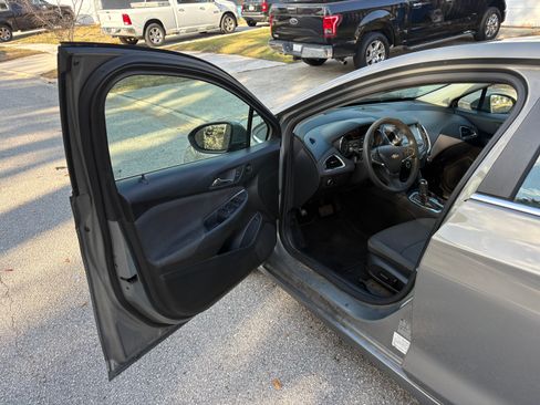 Used 2017 Chevrolet Cruze LT image 8