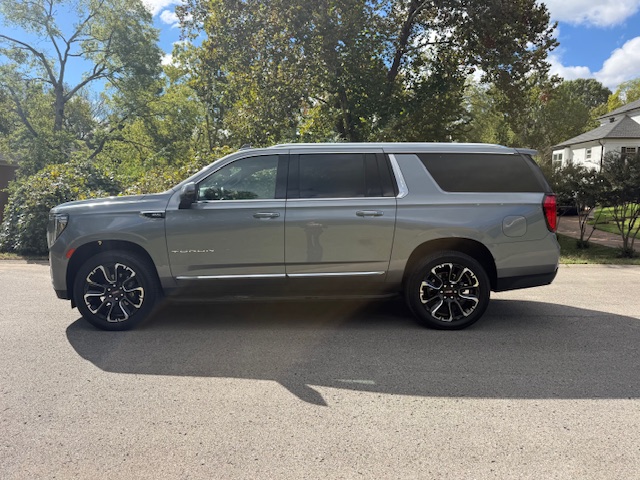 Used 2022 GMC Yukon XL SLT w/ SLT Premium Package AWD/4WD image 1